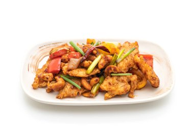 Kaju fıstığı beyaz arka plan üzerinde izole ile tavada kızartılmış tavuk