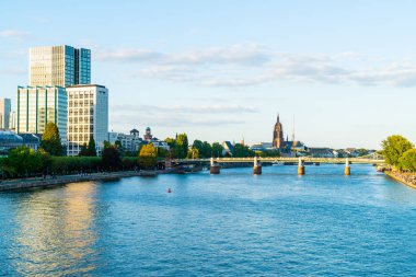 Frankfurt am Main manzarası twilight saat sırasında.