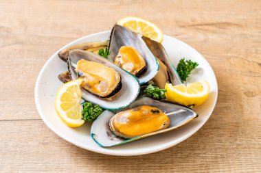 deniz ürünleri midye maydanoz ve limon ile