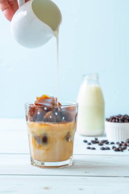 ahşap masa üzerinde sütlü kahve buz küpleri