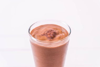 çikolata smoothies milkshake ahşap arka plan üzerinde
