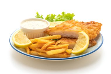 Beyaz arkaplanda balık ve cips izole