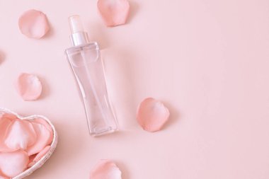 parfüm şişesi ile rose petal arka plan üzerinde