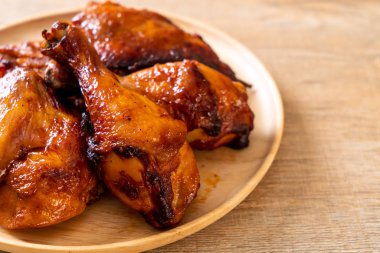 Masada ızgara ve ızgara tavuk.