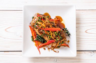 baharatlı tavada kızartılmış ve bitki ile Gruplayıcı balık fileto - Tay gıda tarzı