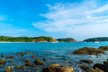 Güzel tropikal plaj ve deniz - tatil tatil kavramı