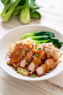 yumurta noodle ile kırmızı kavrulmuş domuz ve mantı - Asya gıda tarzı