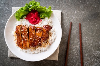 tepesinde ekmek kapısı üzerinde teriyaki soslu ızgara tavuk