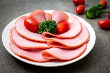 tabağa dilimlenmiş jambon füme