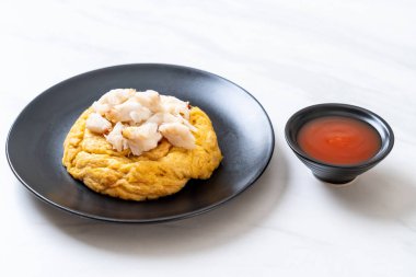 omlet Yengeç eti ve chili sos ile