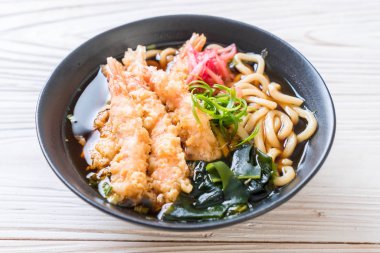 Japon usulü karidesli ramen eriştesi.