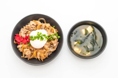 domuz eti pilav kasesi beyaz arka plan üzerinde - Japon yemekleri stil izole yumurta (Donburi) ile