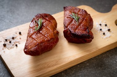 Kızarmış ördek göğsü ahşap tahta üzerinde