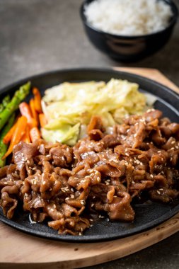 sıcak plaka - Asya tarzı domuz biftek dilimlenmiş