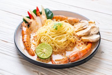 Baharatlı karides spagetti makarna (Tom Yum Goong) - İtalyan Füzyon gıda tarzı