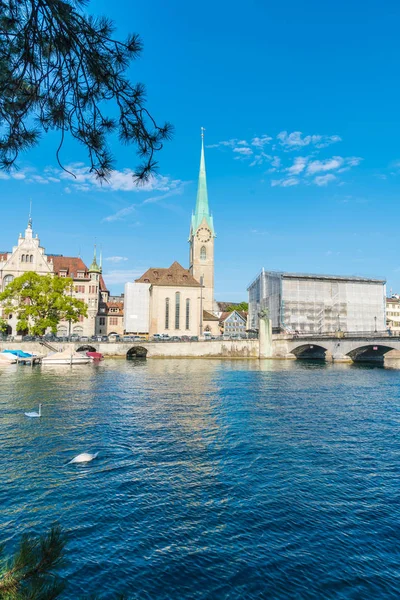 Zürcher Innenstadt Mit Frau Und Grossmünsterkirchen Und Limmat Zürichsee — Stockfoto
