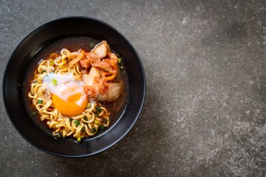 Kimchi ve yumurta - Korece ramen tarzı ile Kore anlık erişte