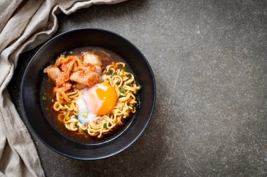 Kimchi ve yumurta - Korece ramen tarzı ile Kore anlık erişte