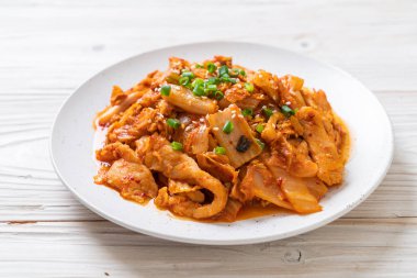 Kore usulü kimchi ile kızartılmış domuz eti.