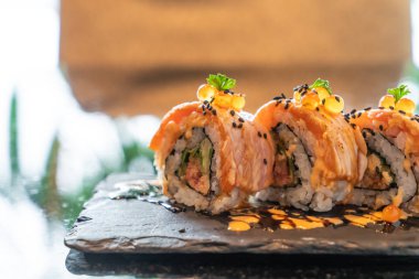 somon suşi rulo ile kaz ciğeri - Japon gıda tarzı