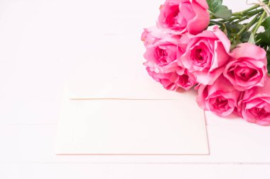 kopya alanı ahşap zemin üzerine vazo içinde pembe Gül