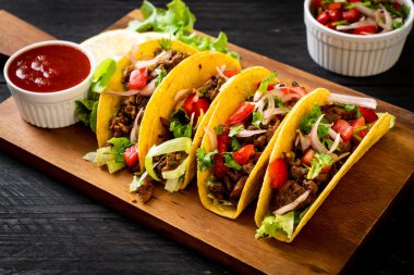 Meksika usulü et ve sebzeli taco.