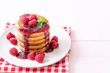 Taze ahududu ve frambuaz sos ile gözleme