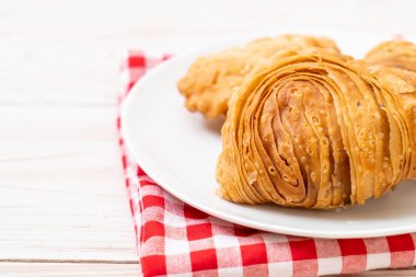 tavuk köri puf böreği ahşap arka plan üzerinde