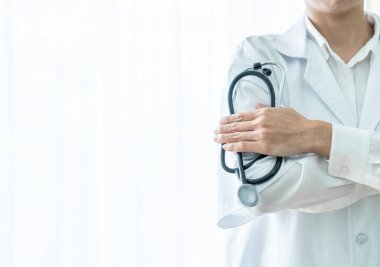 kadın doktor stetoskop ile kopya yer tutan