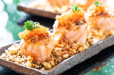 Somon suşi rulo soslu - Japon gıda tarzı