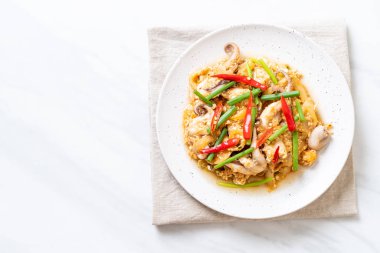 Karıştırılmış kalamar ya da tuzlu yumurtalı ahtapot - Asya deniz ürünleri tarzı