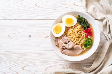 domuz eti ve yumurta - Japon tarzı ile TONKOTSU ramen erişte