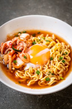 Kimchi ve yumurta - Korece ramen tarzı ile Kore anlık erişte