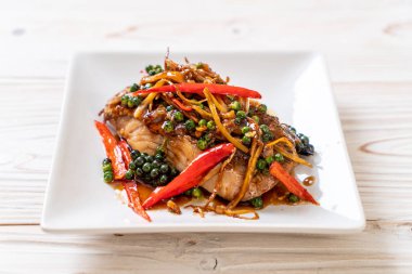 baharatlı tavada kızartılmış ve bitki ile Gruplayıcı balık fileto - Tay gıda tarzı