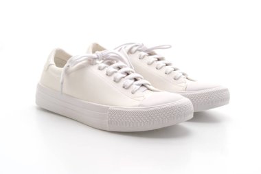 Beyaz arka planda izole edilmiş beyaz spor ayakkabılar