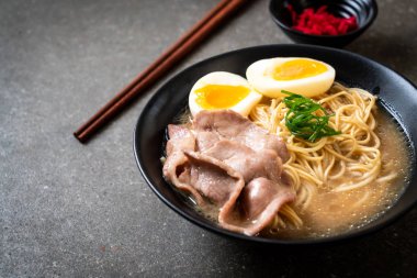 domuz eti ve yumurta - Japon tarzı ile TONKOTSU ramen erişte