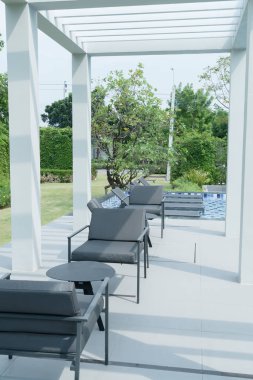 boş açık veranda güverte ve sandalye