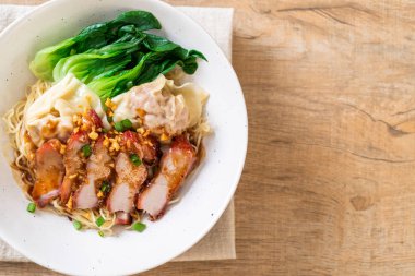 yumurta noodle ile kırmızı kavrulmuş domuz ve mantı - Asya gıda tarzı