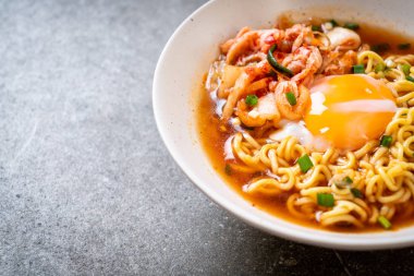 Kimchi ve yumurta - Korece ramen tarzı ile Kore anlık erişte