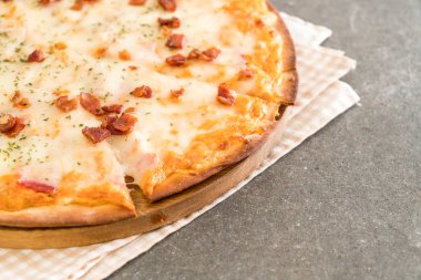 sosis ve peynir pizza - İtalyan gıda tarzı