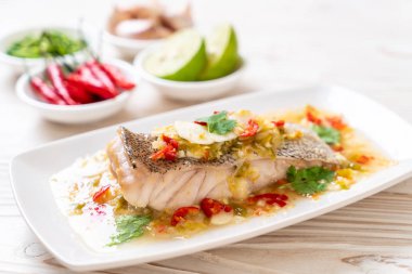 Kireç soyunma - orfoz balığı fileto Chili Lime Soslu buğulama Asya gıda tarzı