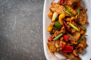 Kaju fıstığı - Asya gıda ile tavada kızartılmış tavuk