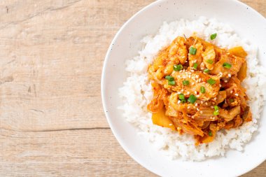 Pirinçli kimchi ve domuz kızartması. Kore usulü.