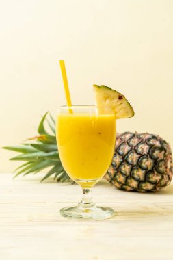 Tahta masada taze ananas suyu bardağı - Sağlıklı içecek