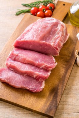 taze domuz ham filetosu ahşap tahta üzerinde