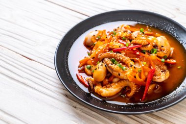 tavada kızartılmış ahtapot veya kalamar ile Kore baharatlı hamur (osam bulgogi) - Kore Gıda tarzı