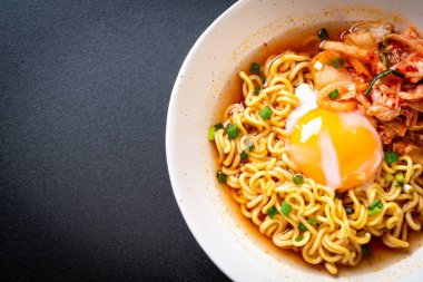 Kimchi ve yumurta - Korece ramen tarzı ile Kore anlık erişte