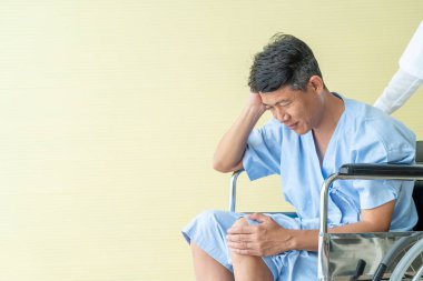 Diz ağrısı ile-Asya kıdemli hasta tekerlekli sandalye seçici odak noktası