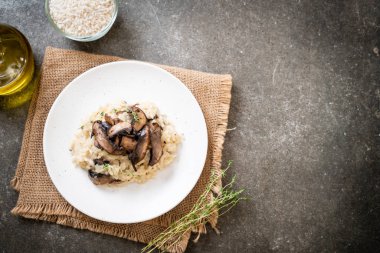 Mantar ve peynir ile ev yapımı risotto