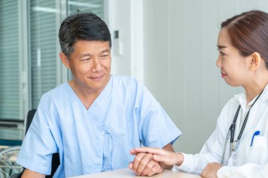 Asya kıdemli olan istişare ile doktor hasta Office - seçici odak noktası